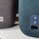 El JBL Link Music no tiene base de carga ni batería. Se conecta directamente a la red.